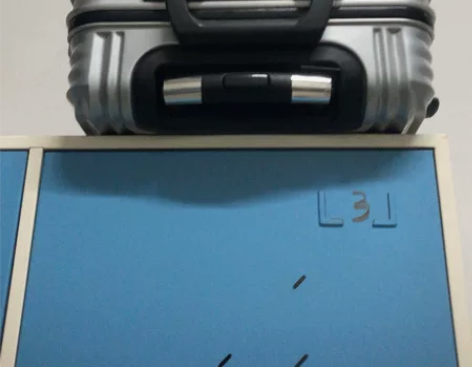 24寸拉杆箱，密码锁款，银色，就用过几回，...