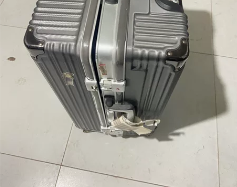 #万向轮行李箱 自己用的行李箱,用了没几...