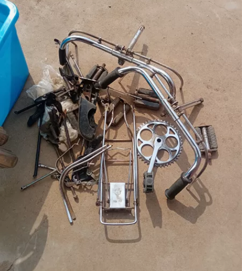 自行车配件。有金鹿中轴，后轴，砖石挡泥板，...