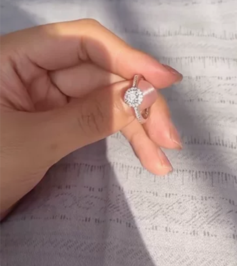 正品莫桑石钻戒，纯银1克拉情侣婚戒。 原价...