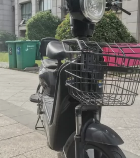 当废铁卖，四块铅蓄电瓶，电瓶车春节期间还在...