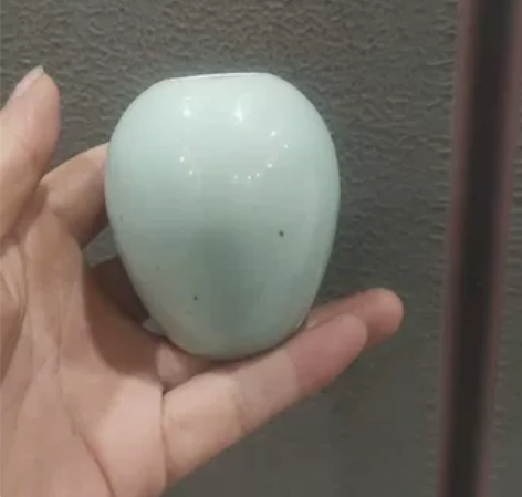 清早期   豆青釉蛋型水盂。釉色淡雅柔和，...