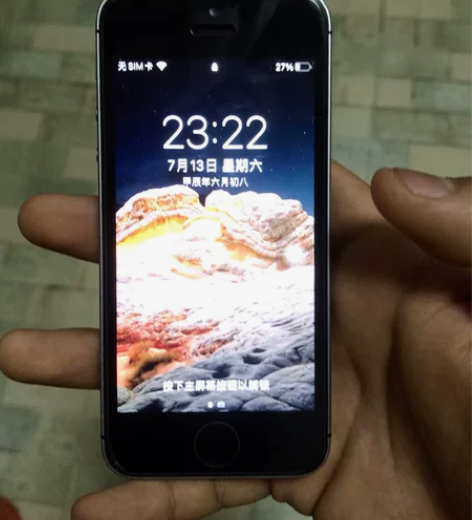 苹果se32g，美版有锁带一张稳定卡贴，花...