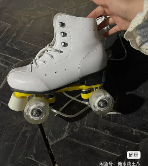 纯皮！全新！旱冰场白色/黑色双排轮滑鞋，多...