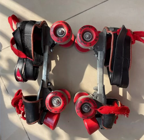四轮双排轮滑鞋，尺码可调节，图片目前放至3...