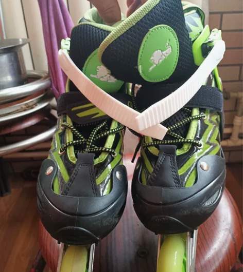 美洲狮轮滑鞋，九成新，全套装备，含头盔及包...