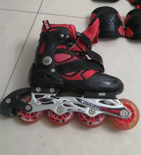 闲置轮滑鞋一双，正常使用配件齐全，小孩不想...