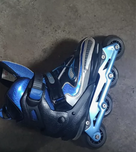 非洲豹旱冰鞋,玩过3/4次,放床下吃灰了有...