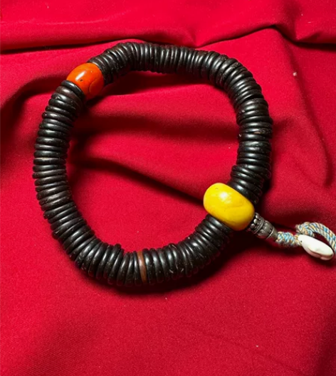 老椰壳片。直径1.7厘米。足数108颗。老...