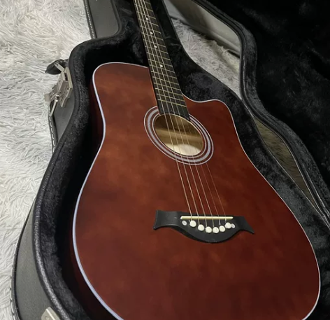 这是一批全新的库存吉他,所以便宜卖掉。 对...