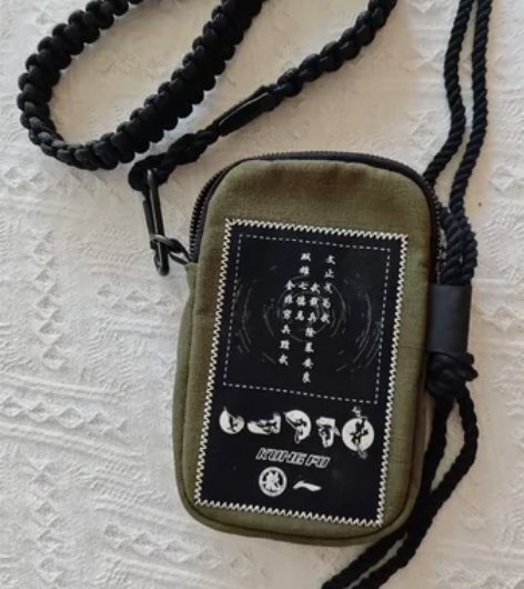 李宁功夫小斜挎包,用过几次无破损污染 感兴...