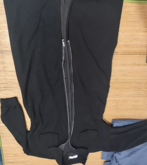 高腰长裙a字裙。价格乱卖,手感摸上去滑滑的...