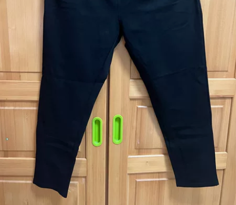 纯棉黑色休闲裤,90到120斤左右都没问题...