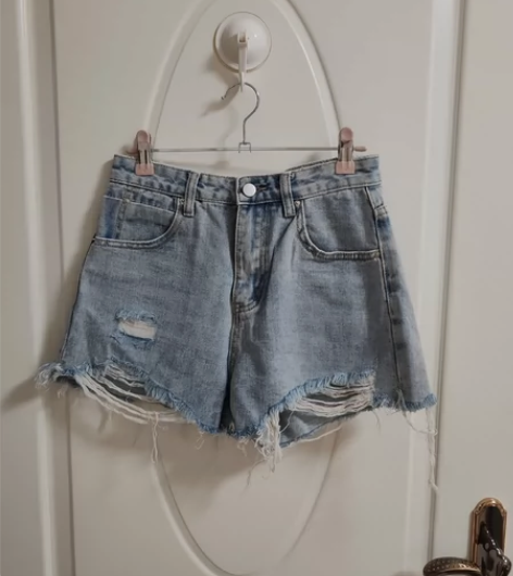 #牛仔裤 辣妹牛仔短裤，浅蓝色， M码，腰...