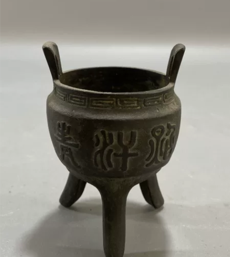 #兴趣收藏好货 老铜香炉，形制挺好 感兴趣...