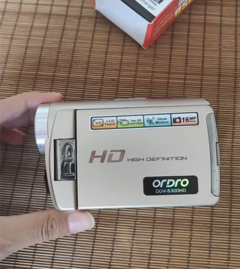 出一款欧达品牌的DV相机,拥有经典的银色外...