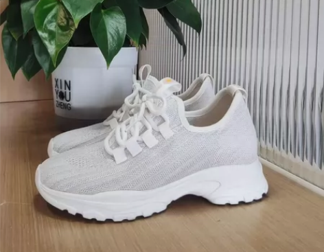 几乎全新女士夏款飞织运动鞋，白灰色，头层牛...