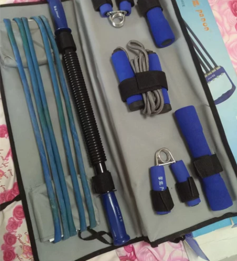 全新家庭健身器材一套，含臂力器，拉力器，握...