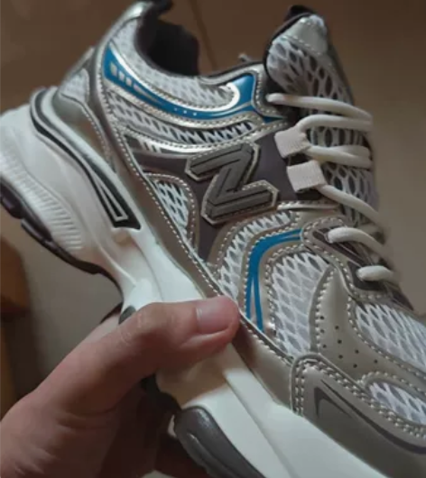 在他家买的 买大了 42码的。 全新的，刚...