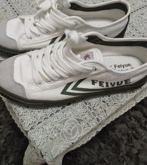 全新飞跃大孚女鞋。鞋码37.5 感兴趣的话...