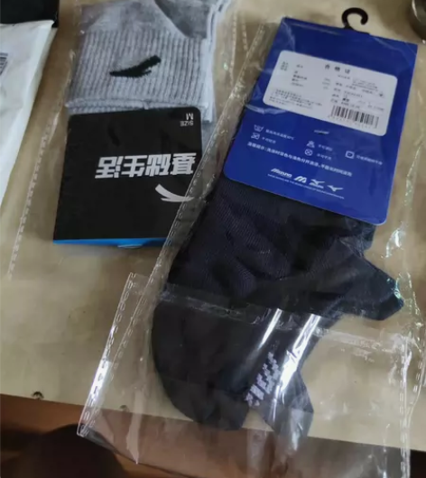 一双斐乐价值40，一双奥康价值39.元2双...