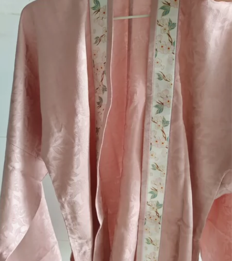 汉服来料 暂挂粉色数据做小了，准备出掉这件...