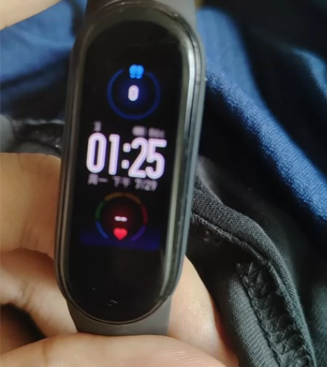 小米手环5NFC版，可以添加公交卡，刷地铁...