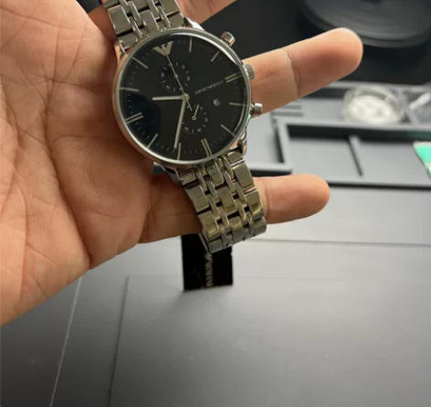 阿玛尼石英手表，库存镜面有个小瑕疵 标价为...