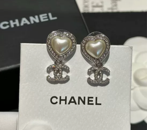 出全新23B Chanel 银色爱心珍珠l...