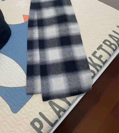 羊绒围巾，去年实体店买的，配衣服的，围巾太...