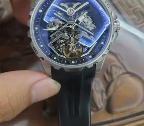 艾浪的手表表盘有一些轻刮伤不知道能值多少钱...