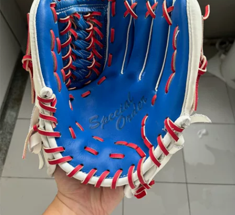 出全牛皮十二寸棒球手套，带在左边的 有一段...