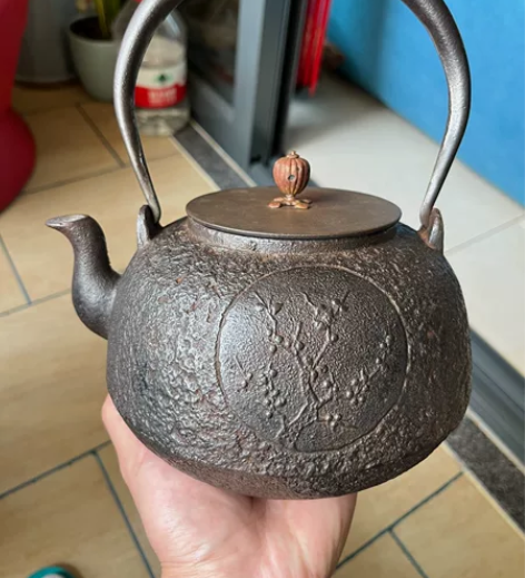 日本龙文堂老铁壶 岁寒三友 松竹梅文饰 口...