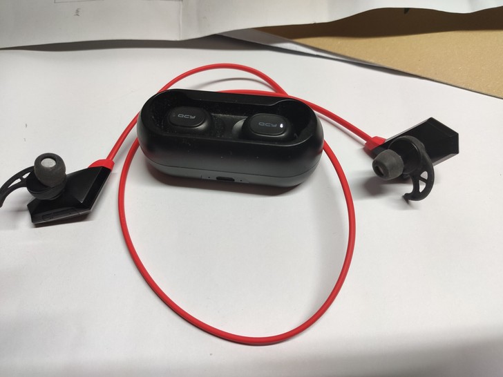 QCY蓝牙耳机+买手机送的其他品牌耳机