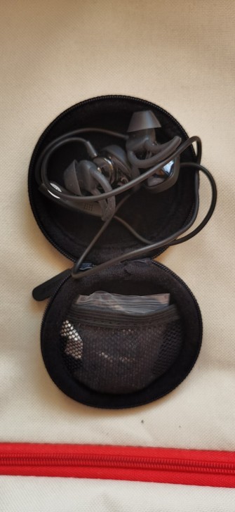 原装正品BOSE运动耳机两副，配件齐全。拆...