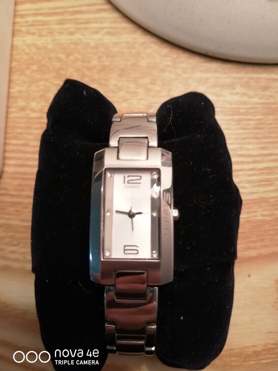 卡西欧手表与小座钟同出（表内电池没有电了）...