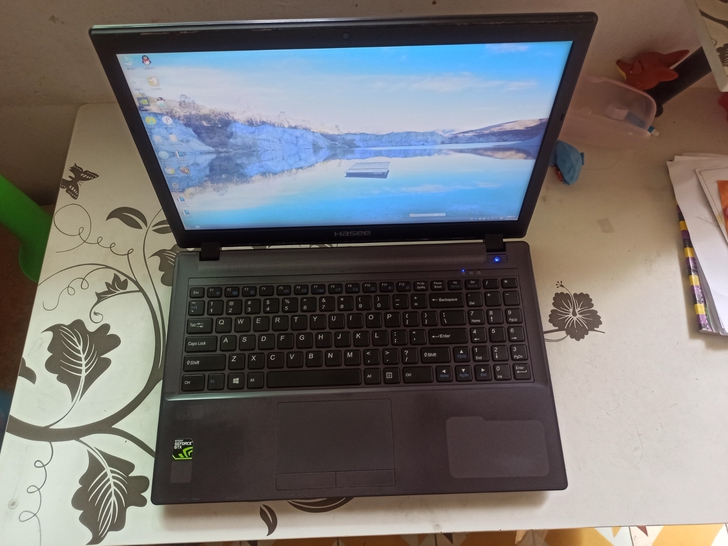 出神舟战神游戏笔记本电脑 使用正常，屏幕边...