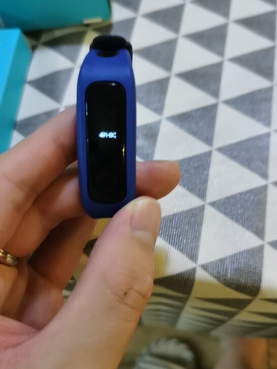 荣耀手环4，买手机送的，放一年了，想起来卖...
