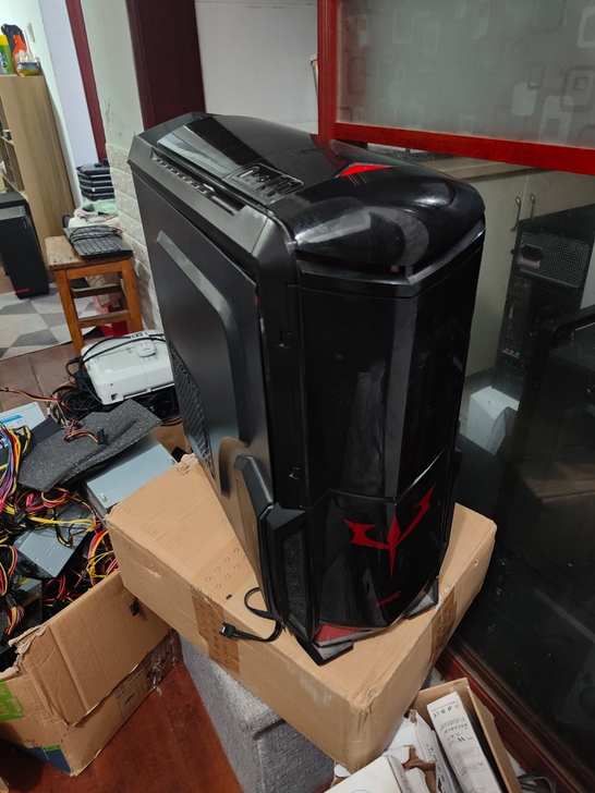 电脑机箱，外形酷炫，成色不错，带usb3....