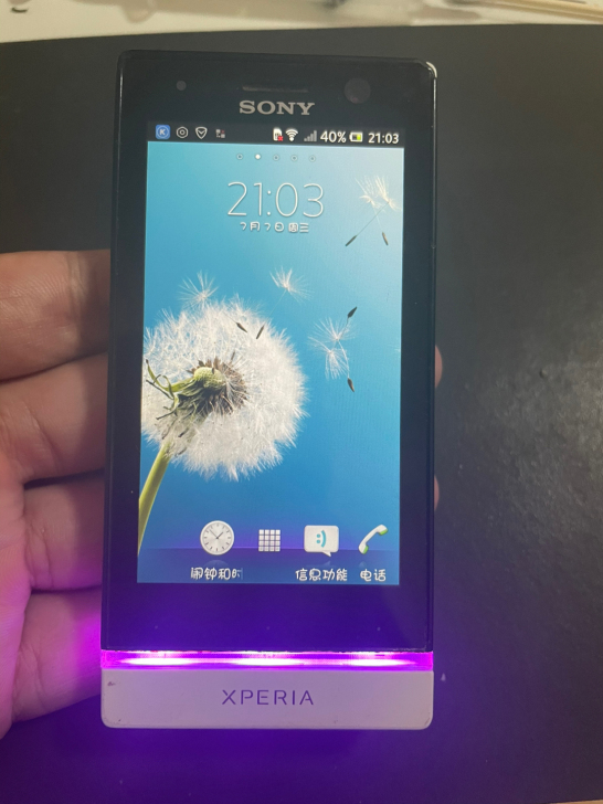 索尼手机st25i 外观看照片 现在能播放...