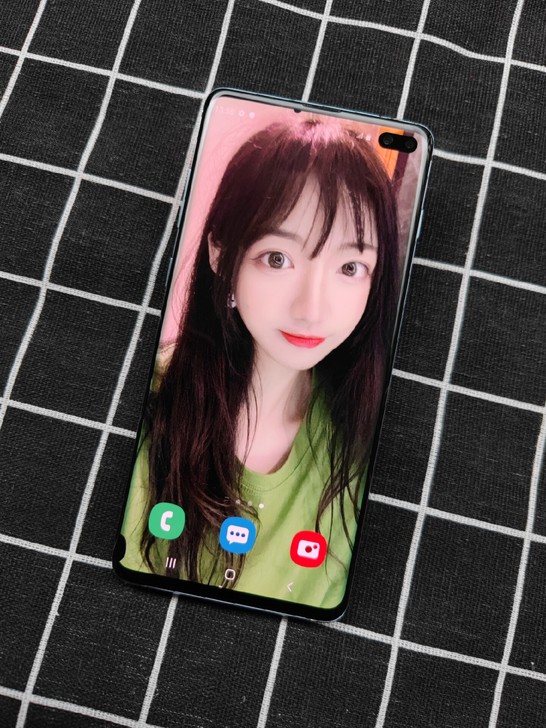 女孩自用三星s10+几乎全新原装国行系统手机