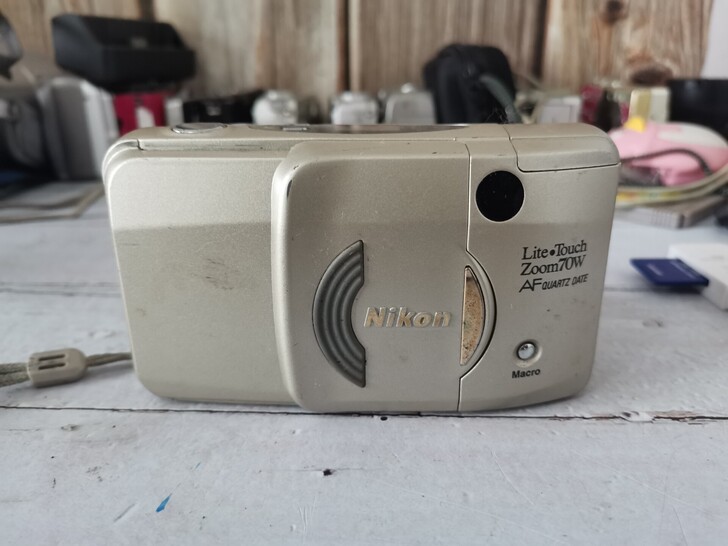 尼康ZOOM70W胶卷相机一个，