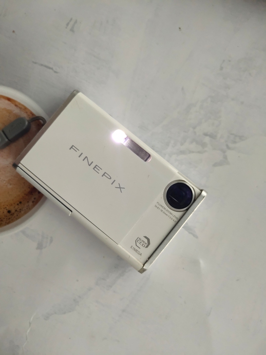 富士奶白色Z2ccd老数码相机卡片机