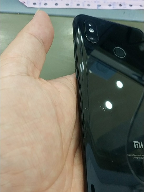 小米8，6+128，外屏有条细划痕，后盖有...