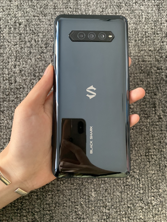 黑鲨4 8+256G 99新 机器国行双卡...