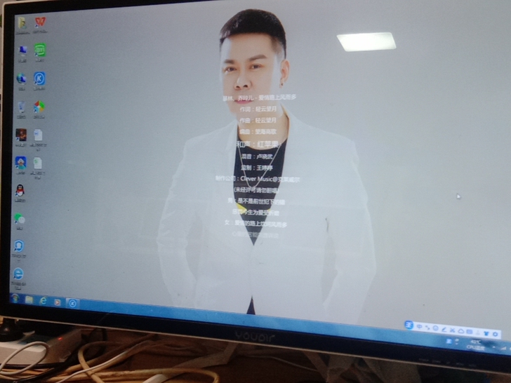 32寸曲面薄款显示屏 成色9.5以上 公司...