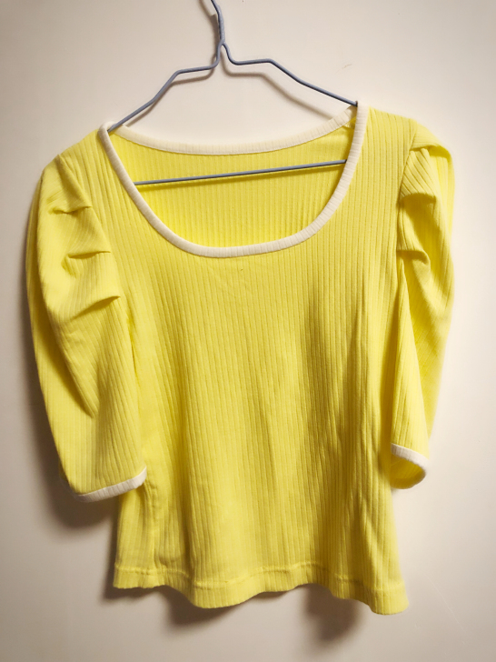 炫雅风上衣 马蹄袖 今年很流行的黄色 可以...