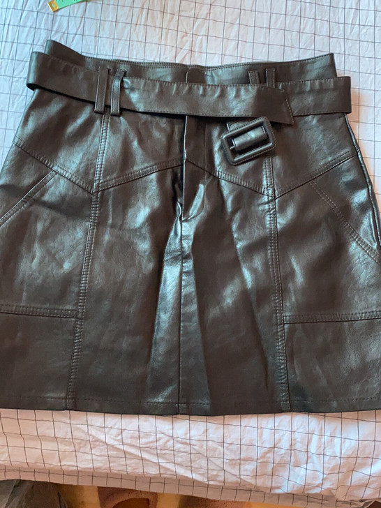 皮U短裙,只穿过一次,2尺2腰围,非常好看