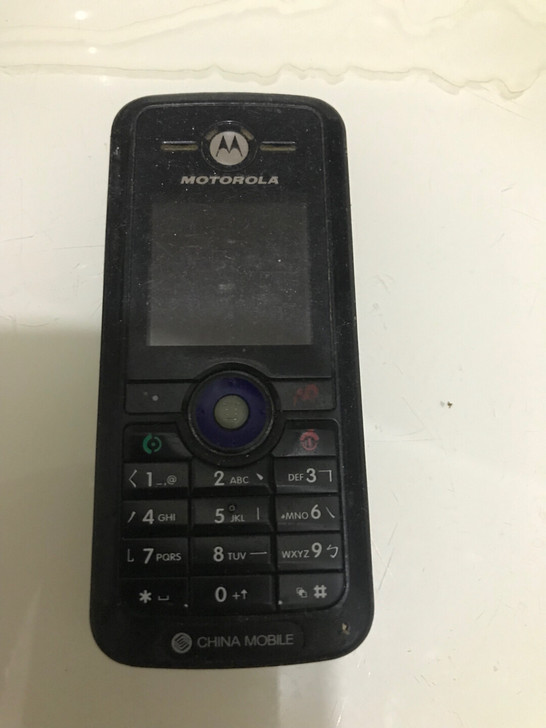 摩托罗拉直板手机没啥说的就是便宜,后面是胶...