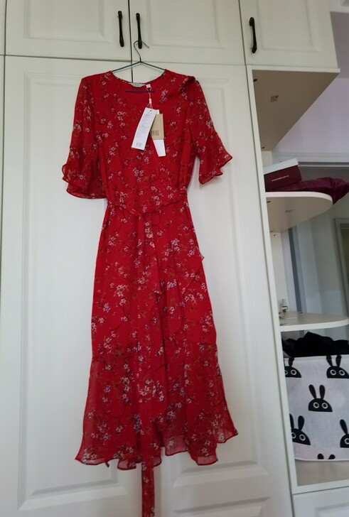 全新红色一片式连衣裙，裙子真的非常好看，喇...